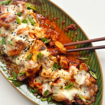 Gochujang chicken recipes on green plate.