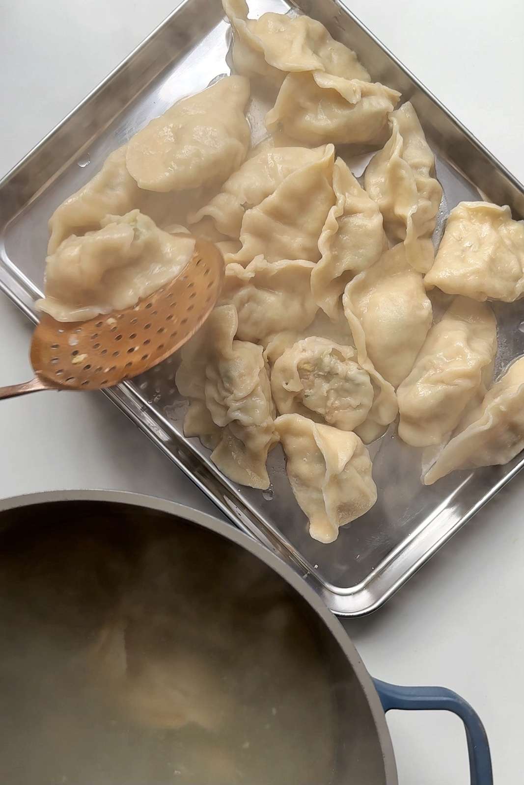 Boiling pork and shrimp dumplings.