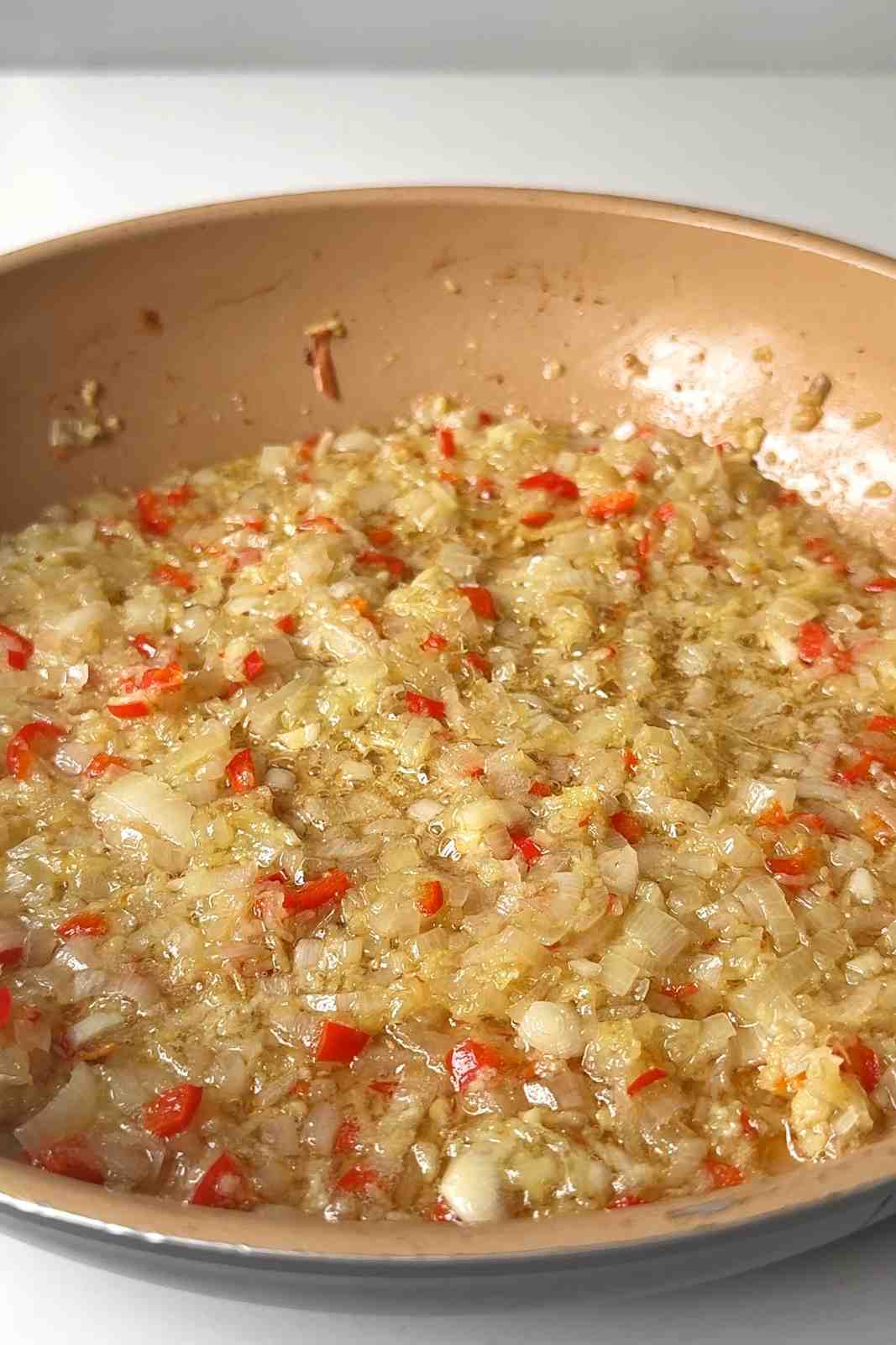 Frying garlic and ginger.
